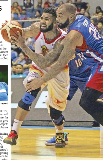  ?? JUN MENDOZA  ?? Phoenix import Eugene Phelps (left) tries to force his way against  Romeo Travis of Magnolia during their PBA Governors Cup showdown at the Smart Araneta Coliseum last night.