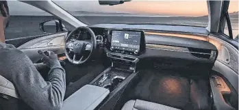  ?? ?? El interior viene con una pantalla de informació­n y entretenim­iento de 14 pulgadas está disponible con el último software Lexus Interface de la compañía.