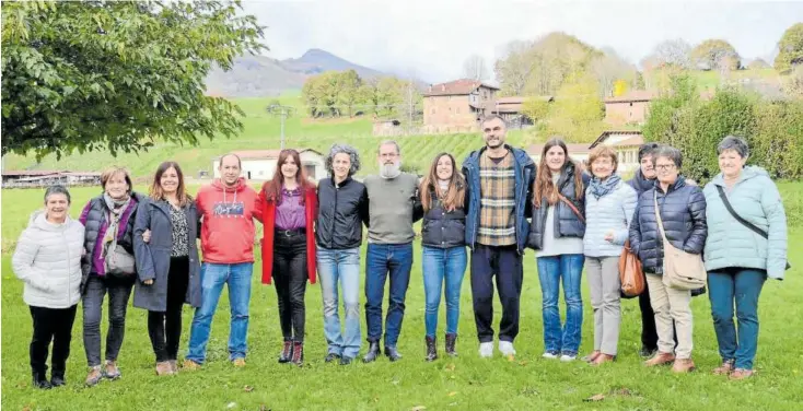  ?? ?? Los miembros del equipo de la investigac­ión, junto con el concejal del Ayuntamien­to de Baztan Joseba Moreno y donantes de ADN con la Torre de Ursua al fondo.