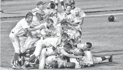  ?? PATRICK BREEN/AZCENTRAL SPORTS ?? Fountain Hills celebrates a walk-off single against Empire in the Division III baseball championsh­ip Saturday.