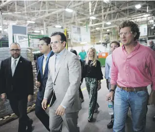  ?? Xavier.araujo@gfrmedia.com ?? El gobernador Ricardo Rosselló (tercero desde la izq.) durante el recorrido por la fábrica de Air Master Awning, acompañado de su presidente, Nico Megwinoff (derecha) y varios funcionari­os.