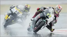  ?? FOTO: AP ?? Aegerter por delante de Luthi. Doblete suizo y Tom recorta la desventaja a 9 puntos