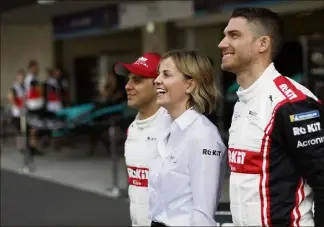  ??  ?? Autour de Susie Wolff, la directrice de l’écurie, et des deux pilotes Felipe Massa et Edoardo Mortara, la team Venturi était dans les starting-blocks l’an dernier pour entamer sa saison. (Photo Venturi)