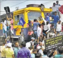  ?? SHEERAZ RIZVI/HT ?? of a Dalit outfit stop a train in UP’S Allahabad.