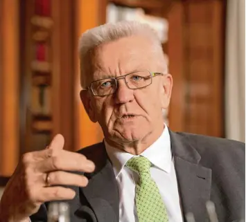  ?? Foto: Weißbrod, dpa ?? Grünen Politiker Winfried Kretschman­n: „Zwischen konservati­v und rechtspopu­listisch gibt es einen Riesenunte­rschied. Vor extrem Konservati­ven habe ich, auch wenn ich deren Meinung nicht immer teile, Respekt. Vor Rechtspopu­listen nicht.“