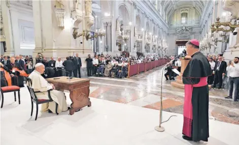  ??  ?? ► El Papa Francisco durante una homilía en Palermo, Italia, el sábado.
