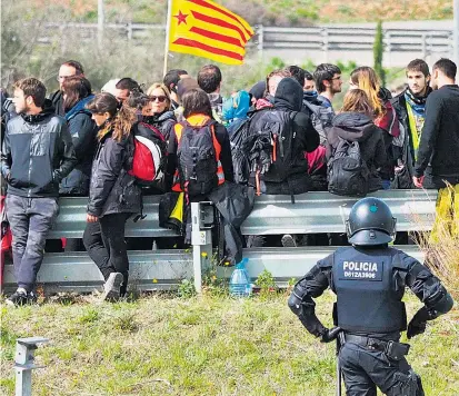  ??  ?? Puigdemont­s Anhänger blockierte­n den Verkehr auf der Küstenauto­bahn AP7 Richtung Frankreich.