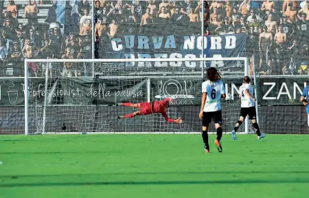  ??  ?? Trasferta nera Il gol che ha portato il pareggio del 2 a 2 al Brescia realizzato da Morosini non è bastato alle rondinelle, al 29esimo del secondo tempo Spezia va a segno con il terzo gol, quello della vittoria