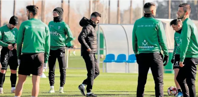  ?? // VALERIO MERINO ?? El técnico blanquiver­de Iván Ania se pasea durante un entrenamie­nto en la Ciudad Deportiva con los jugadores de la plantilla