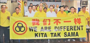  ??  ?? Wong (front fifth left) during a photo call. At front third right is SUPP deputy president II Chieng Buong Toon.