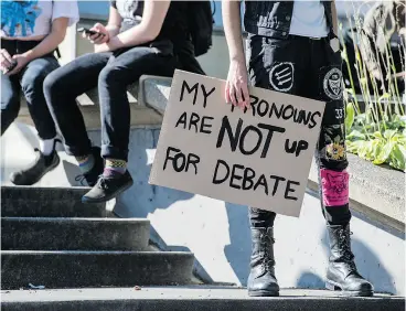  ?? TYLER ANDERSON / NATIONAL POST FILES ?? A student holds a sign during a protest against University of Toronto professor Jordan Peterson, who has refused to refer to transgende­r people by their chosen pronouns.