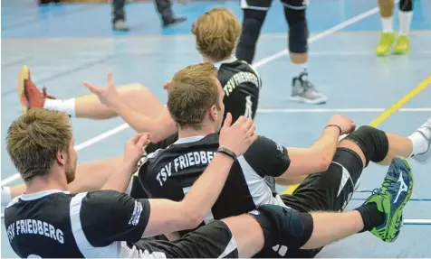  ?? Foto: Peter Kleist ?? Wenig lief bei den Friedberge­rn zusammen. Sie landeten gegen den Aufsteiger Oelsnitz symbolisch auf dem Hosenboden so wie hier Fabian Gumpp, Michael Stöcker und Zu spieler Michael Hurler.