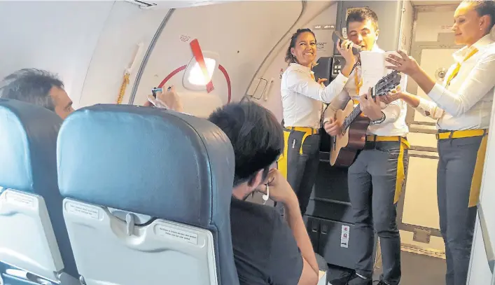  ?? MARTIN BONETTO ?? Música. En medio del vuelo, uno de los tripulante­s de cabina tomó una guitarra y cantó una canción para los pasajeros. Hubo aplausos y conformida­d por la atención.