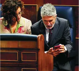  ?? ALBERTO R. ROLDÁN ?? María Jesús Montero y Grande-Marlaska, ayer, en el Congreso