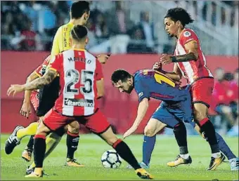  ?? ALBERT GEA / REUTERS ?? Messi fue perseguido por Maffeo por todo el campo en Montilivi