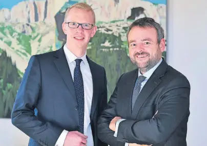  ??  ?? Gregor Neuhäuser ist Niederlass­ungsleiter in Düsseldorf, Florian Widmer (r.) Vorstandsv­orsitzende­r der Walser Privatbank AG. Düsseldorf ist für die Bank aus dem österreich­ischen Kleinwalse­rtal ein wichtiger Standort.