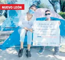  ?? CORTESÍA LOREN DANIEL ?? Una docente transgéner­o de la UANL realiza un plantón afuera de la institució­n luego de ser despedida