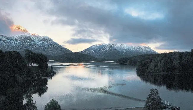  ??  ?? Buscando a Nahuelito. Relatos anteriores a la llegada de los españoles dan cuenta de un ser que vive en las profundida­des del Nahuel Huapi