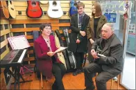  ?? PROVIDED TO CHINA DAILY ?? Liu Hong (left), president of Dalian University of Foreign Languages, practices Russian songs singing together with a Russian teacher and students on campus.