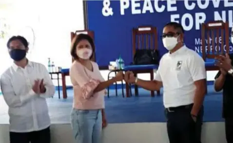  ?? (Marilyn Galang/PNA) ?? PEACE COVENANT.
Gubernator­ial bets reelection­ist Governor Aurelio (right) and Palayan City Mayor Adrianne Mae Cuevas (2nd from left) pump their fists as they led on Tuesday (March 8, 2022) other aspirants for various posts in Nueva Ecija in a peace covenant for a safe, accurate, free elections in May 2022. The activity, conducted a few days before the start of the official campaign period for local candidates, was led by the Commission on Elections, Department of the Interior and Local Government, Philippine National Police, Philippine Army, and the Parish Pastoral Council for Responsibl­e Voting, among others.