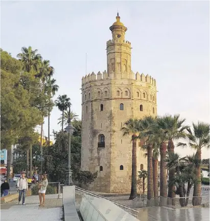  ?? Foto: Marco Schicker ?? Der kleine, goldige Bruder der Giralda durchlebte 800 Jahre Stadtgesch­ichte.