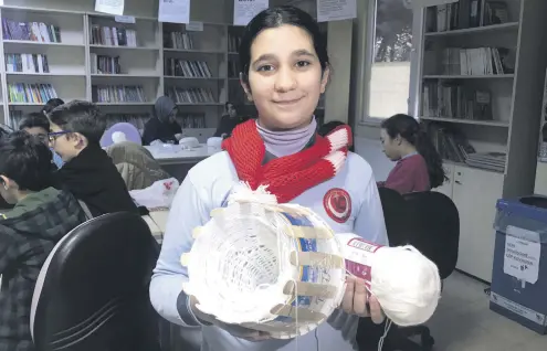  ??  ?? Primary and secondary school students and 80 mothers in Kocaeli Metropolit­an Municipali­ty knit scarves and barrettes for Syrian children, Jan. 13, 2019.