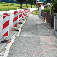  ?? Foto: Marcus Merk ?? Auf dem Gehweg vor dem Haus am Ortsende von Diedorf markierte die Polizei die Spuren nach dem blutigen Angriff.