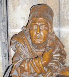  ?? FOTO: HUB ?? Diese Büste wird gern als Selbstport­rait von Jörg Syrlin dem Älteren gedeutet, der das Chorgestüh­l des Münsters um 1470 schuf. Der Ulmer Gerd Zillhardt erforschte die Bilderwelt des Chorgestüh­ls in den letzten Jahren intensiv.