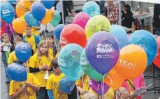  ?? FOTOS: HEINZ THUMM ?? Zur Eröffnung des Neufraer Dorffests lassen Kinder Luftballon­e in den Himmel steigen.