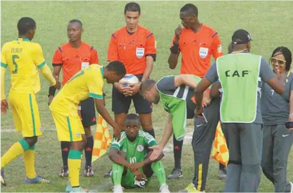  ??  ?? Eaglets Captain , Kelechi Nwakali, being consoled by South African players after the defeat in Niamey