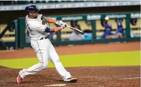  ?? David J. Phillip / AP ?? El puertorriq­ueño Martín Maldonado conecta un jonrón en el juego que los Astros ganaron ante los Rangers el martes 15 de septiembre en Houston.