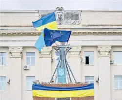  ?? Foto: Reuters / Murad Sezer ?? In Cherson wurde nach dessen Befreiung nicht nur die ukrainisch­e, sondern auch die EU-Flagge gehisst.