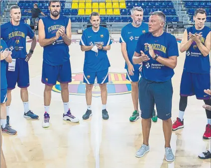  ?? FOTO: VÍCTOR SALGADO (FC BARCELONA) ?? Jasikevici­us dirigiéndo­se a los jugadores en el inicio del entrenamie­nto de ayer en el Palau Blaugrana