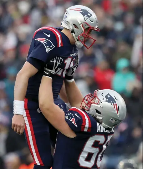  ?? NANCY LANE — BOSTON HERALD ?? Center David Andrews, shown hoisting quarterbac­k Mac Jones after a touchdown, said he loves playing in Foxboro and defended the organizati­on’s facilities and working conditions.