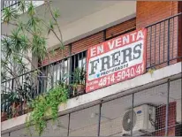  ??  ?? REPUNTE. Lejos de los récords, volvió a moverse el mercado inmobiliar­io en CABA.