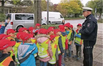  ?? FOTO: MVK ?? Unterricht auf offener Straße: Hauptkommi­ssar Martin Schulte begleitet die Lintorfer Grundschül­er der Johann-Peter-Melchior-Schule auf ihren täglichen Wegen.