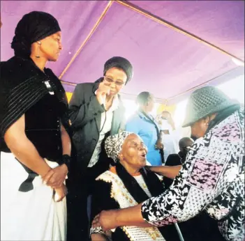  ?? PICTURE: ALF KUMALO ?? DEVOTED MOTHER: Robert Sobukwe’s widow, Veronica Sobukwe, with some of her daughters in this file photo.