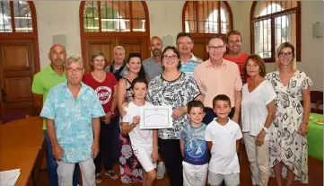  ?? (Photo M.E.C) ?? Une cérémonie simple et chaleureus­e entre élus et membres de la famille de Béatrice Courchauss­é pour célébrer sa médaille d’honneur en or du travail.