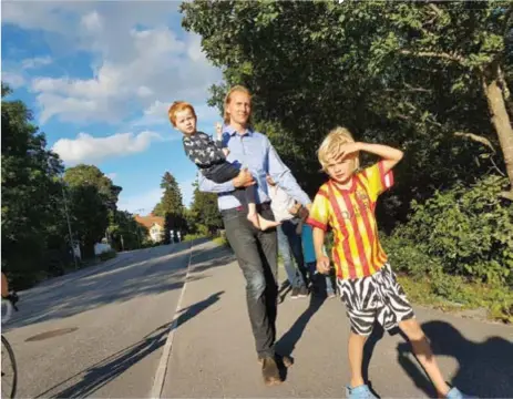  ?? FOTO: KEVIN WEDIN ?? GRANNAR. Björn Fransen bor cirka 20 meter från platsen där Telia vill uppföra sin telemast och var en av grannarna som vi pratade med förra veckan som är kritisk till förslaget.