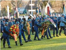  ?? Foto: Elmar Knöchel ?? Feierliche Kranzniede­rlegung in Schwabstad­l. Soldaten und Politiker sowie anwesende Reserviste­n ehrten die gefallenen Kameraden.