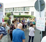  ??  ?? Protesta Inquilini davanti alla sede Ater