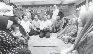  ?? — Gambar Bernama ?? TURUN PADANG: Idris mendukung bayi Haura Alhuwainaa Syarha Mohd Arif berusia enam bulan ketika melawat mangsa banjir di pusat pemindahan banjir di Sekolah Kebangsaan Tehel di Jasin, semalam. Seramai 251 mangsa banjir dari 59 keluarga masih ditempatka­n...