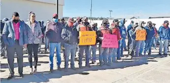  ?? IVÁN MIRAMONTES ?? Inconforme­s mostraron cartulinas con mensajes alusivos a la protesta.