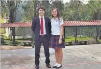  ??  ?? Becados. César Cienfuegos, del colegio APCE Lamatepec, y Melanie Chacón, del colegio APCE La Floresta, fueron los estudiante­s selecciona­dos.