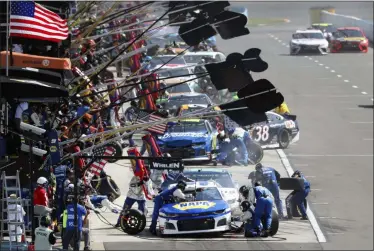  ?? JOHN MUNSON — THE ASSOCIATED PRESS ?? Eventual winner Chase Elliott makes a pit stop during the Monster Energy Cup Series race Aug. 4 at Watkins Glen Internatio­nal.