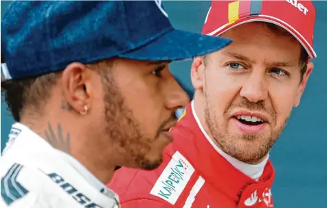  ?? Foto: Frank Augstein, ap ?? Der Weltmeiste­r und sein Herausford­erer: Lewis Hamilton (li.)und Sebastian Vettel – zwei, die schon viermal den WM Titel gewonnen haben.