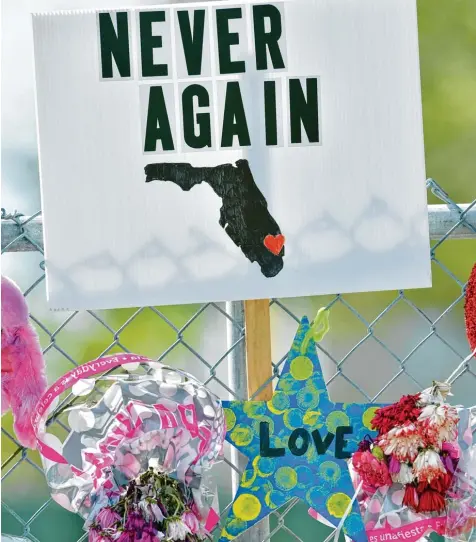  ?? Fotos: imago ?? „Never again – nie mehr“: Nach dem Amoklauf in Parkland fordern viele Amerikaner schärfere Waffengese­tze.