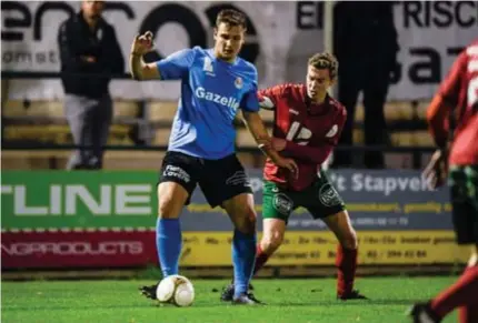  ?? FOTO GOYVAERTS ?? Jan Van der Voort (rechts) zit Jonas Verbert op de hielen in de match van Antonia op Lyra.