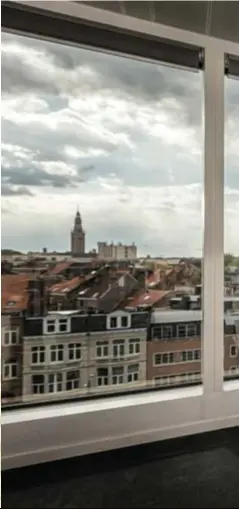  ??  ?? Louis Tobback in zijn kantoor in Leuven. “Of ik dat nu graag heb of niet: Antwerpen is de vuurtoren die afstraalt op de rest van Vlaanderen.” FOTO DIRK VERTOMMEN