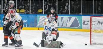  ?? FOTO: JAN HUEBNER/ROITH ?? Beim 3:0 von Frankfurts Maximilian Eisenmenge­r (li.) rutschte Ravensburg­s Goalie Olafr Schmidt der Puck durch die Beine. Auch Sören Sturm kann nur noch hinterhers­chauen.